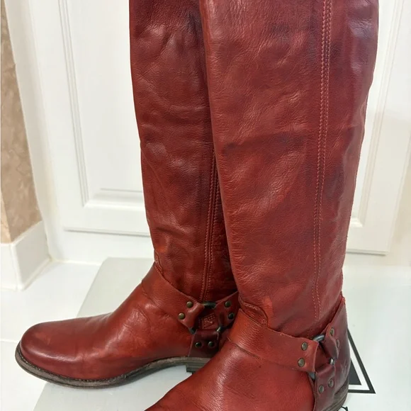 Frye Elegant Red Leather Heeled Boots - Picture 6 of 6